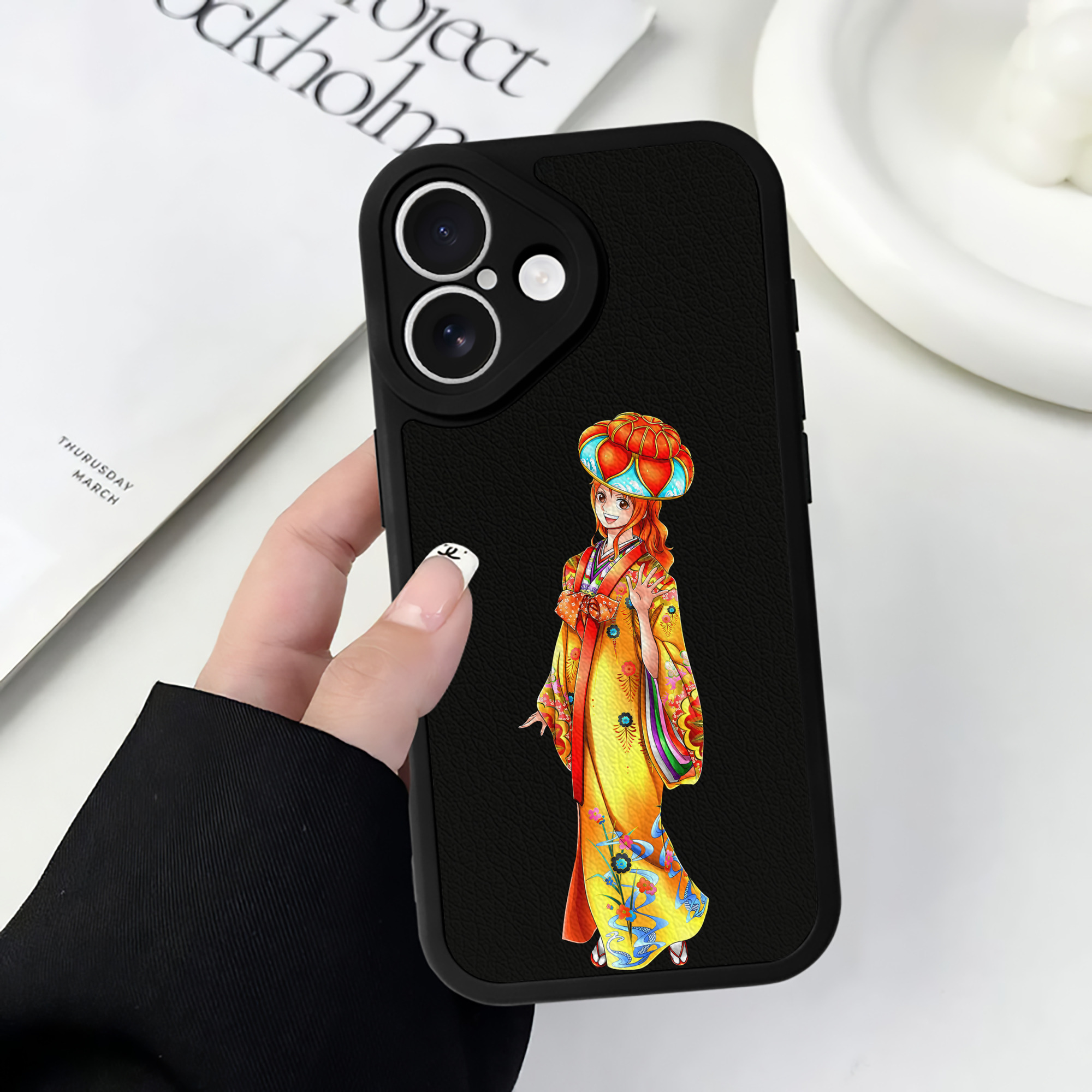 （画像用） ワンピース ナミ ONE PIECE Nami 【iPhone 16シリーズ対応】シリコンスマホケース（レザー調） 材質：シリコン